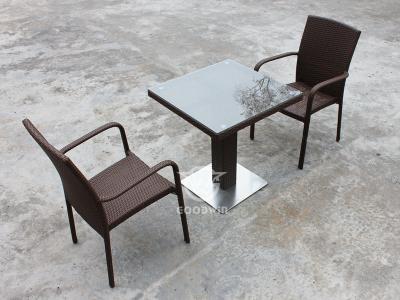 Sillas de ratán de muebles de espacio pequeño y mesa puesta
