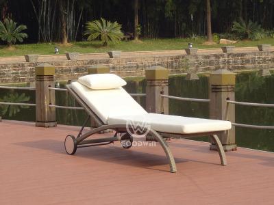 Muebles junto a la piscina Tumbona de ratán sintético con ruedas
