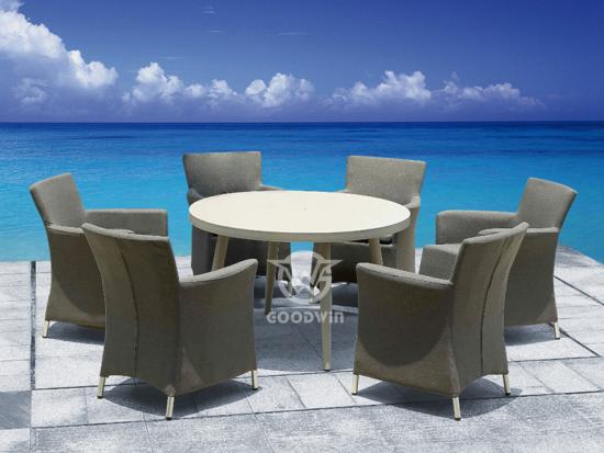 Outdoor Living Dining Set With Round Table