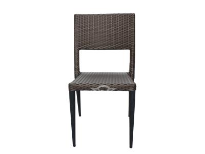 silla lateral de ratán tejida a mano con estructura de metal para exteriores